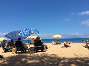 马尾岛的威利亚海滩晚上是天体海滩。