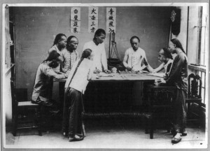 1890年中国广东的番摊游戏馆。番摊是一種賭博游戏，曾在中国南部兩广一带和美国唐人街流行。